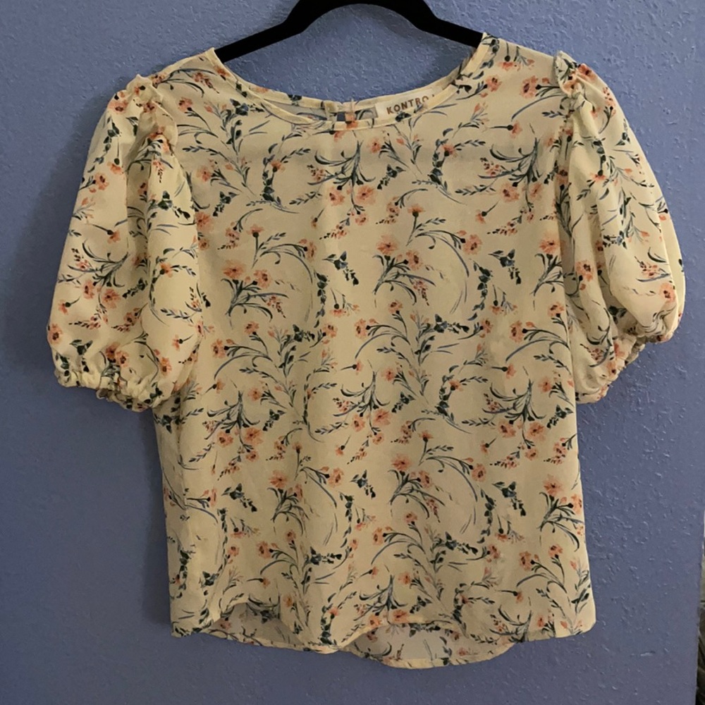 Last Chance Item! Beautiful Kontrol blouse size M, floral pattern